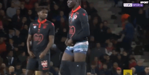 传闻：蓝鹰埃弗顿关注梅斯16岁前锋，身高193已亮相法甲（据报道：蓝鹰埃弗顿有意梅斯16岁前锋，193cm新星已完成法甲首秀）