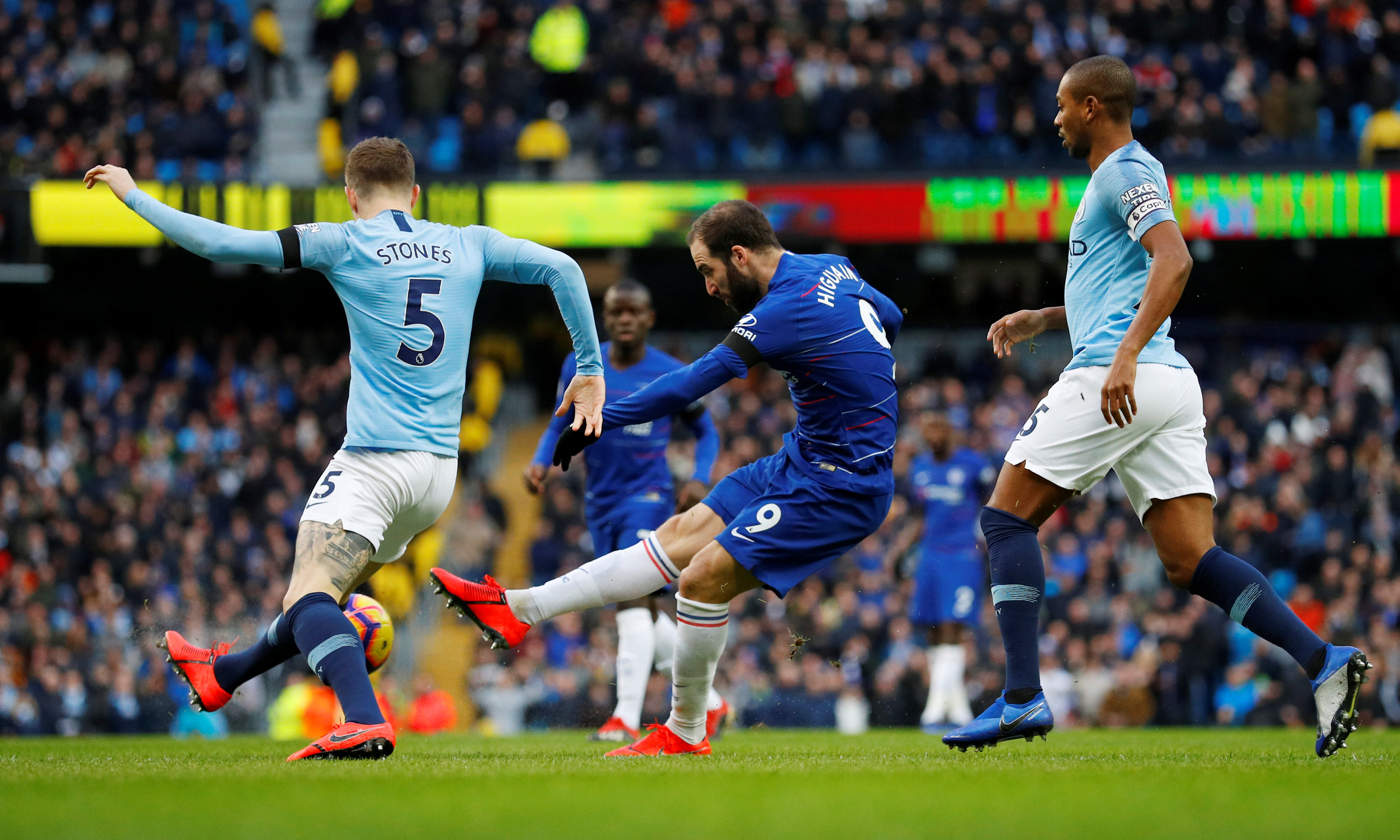 榜首战！中国女排赢酣畅淋漓一胜 李盈莹的替补揽得分王（榜首对决！中国女排畅快大胜，李盈莹替补勇夺得分王）