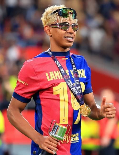 今天是海港足球俱乐部一线队球员武磊的生日，让我们...（海港一线队球员武磊迎来生日，邀你一起送上祝福）