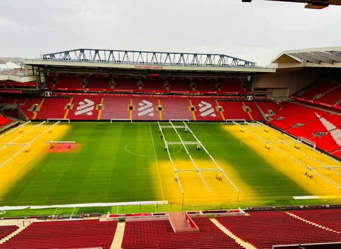 足球国足忙碌备战，训练场加练至夜晚（国足全力备战，训练加练到深夜）