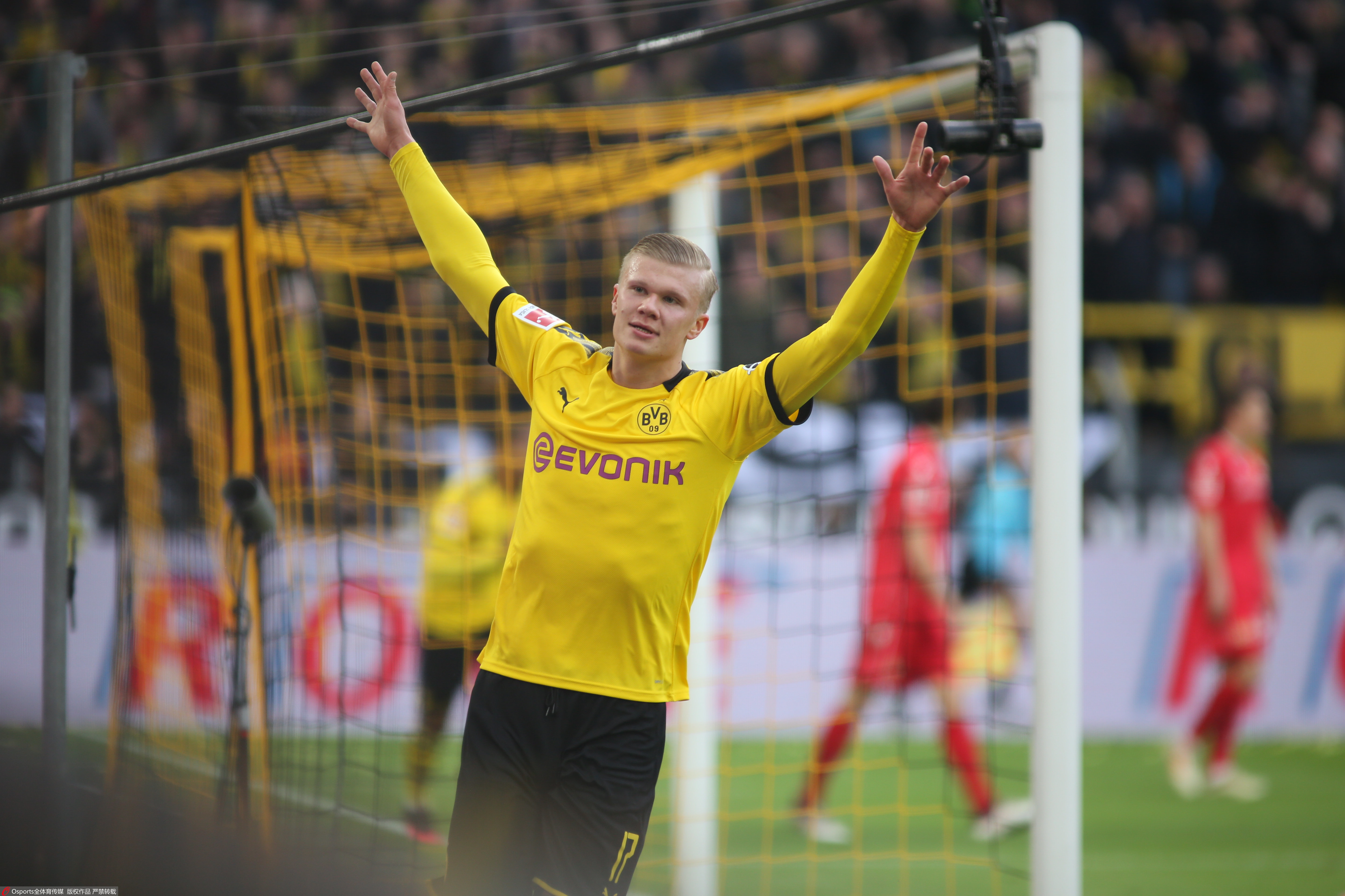 国米迎来6分之战！右路首发奥古弃攻主守，全面遏制对手两核心！（国米迎六分大战：右路首发奥古重防轻攻，全面压制对手双核）