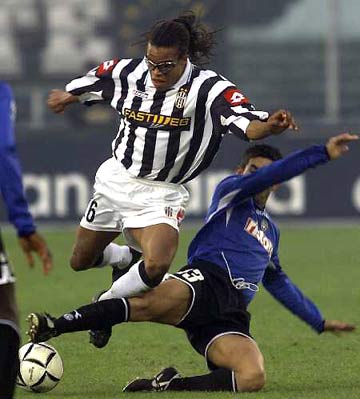 前巴萨青训营主管：亚马尔签约时走路姿势奇怪且双腿不直（巴萨青训前主管称：亚马尔签约当时步态怪异、双腿不直）