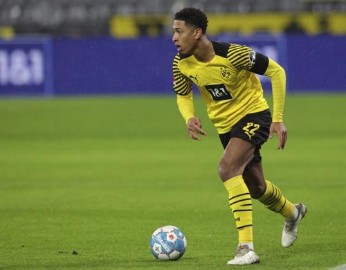 雄鹿五连胜强势领跑东部（雄鹿豪取五连胜稳居东部第一）