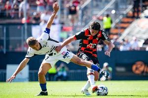 国足友谊赛战胜韩国展现新阵容（国足热身赛击败韩国，新阵容亮相）