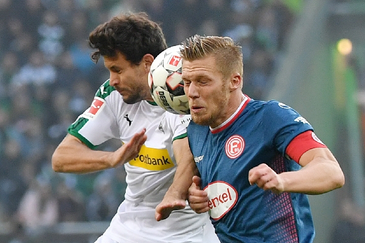 国安球迷跟河南球迷在烧烤店发生冲突，涉事球迷已经被警察带走（烧烤店内国安与河南球迷发生冲突，涉事球迷已被警方带走）