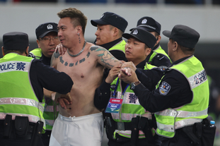 豪门悲喜夜：巴萨5-3六连胜4分领跑 利物浦3-3惨遭绝平 国米4-0登顶（豪门之夜冰火两重天：巴萨5-3豪取六连胜领跑4分，利物浦3-3遭绝平，国米4-0登顶榜首）