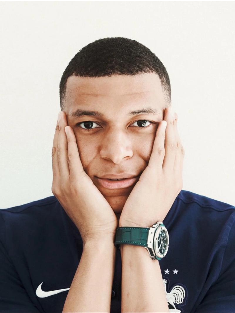 曼晚：曼联决定让莱昂先在青训梯队效力，以适应英格兰足球（曼晚：为适应英格兰足球，曼联将安排莱昂先随青训队出战）