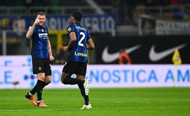 罗马诺：米兰和戴维没接触，球员经纪人否认所有冬窗离队传闻（罗马诺称：米兰与戴维无接触，球员经纪人驳斥全部冬窗离队传闻）