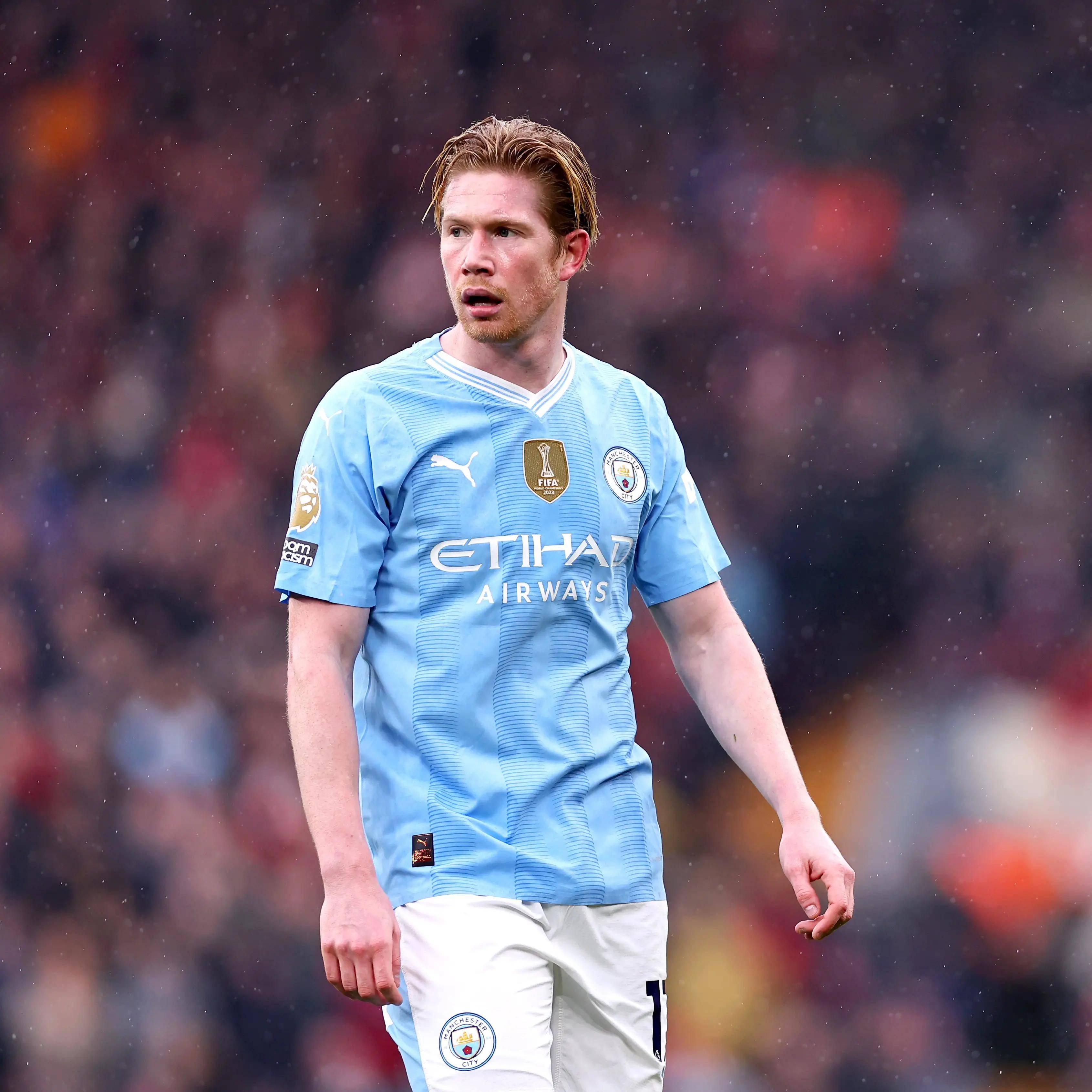 尤文航班延误，挪威当地球迷抓紧机会在机场与他们合影留念（尤文航班晚点，挪威球迷趁机在机场合影）