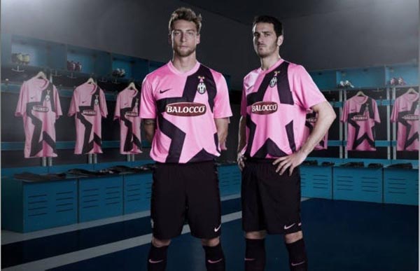 国际米兰连胜，齐沃调整团队，迪乌夫证明实力，马丁内斯复出，球队士气回升。（连胜护航，齐沃变阵奏效，迪乌夫发威，马丁内斯回归，蓝黑军团士气飙升）