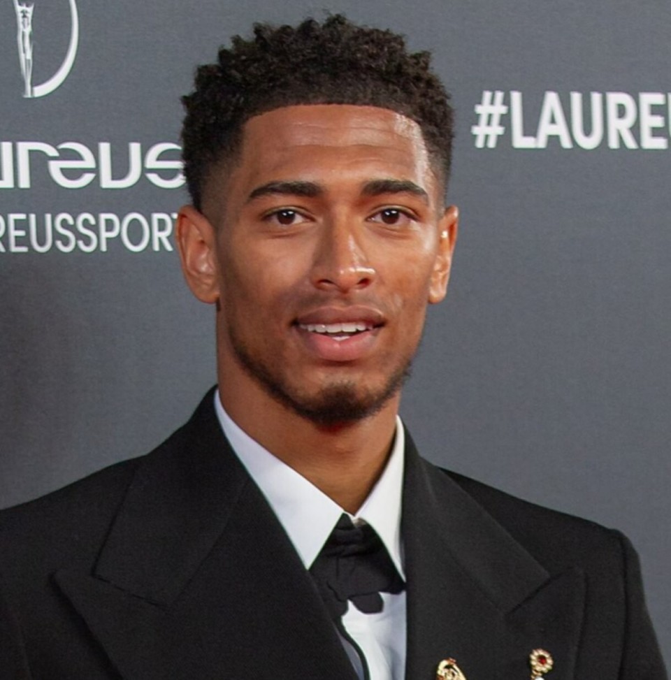 社媒被“下课”刷屏！从冠军教头到千夫所指，斯洛特的下课危机爆发（社媒“下课”声浪汹涌：从冠军教头到众矢之的，斯洛特陷入下课风暴）