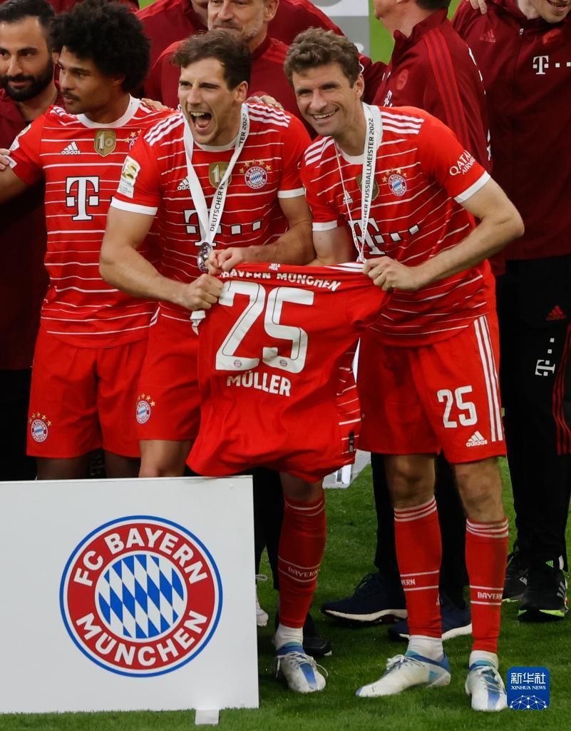 阿根廷队训练吸引20085名球迷观看，梅西获赠埃尔切10号球衣（阿根廷队训练迎来20085名球迷观战，梅西获赠埃尔切10号战袍）